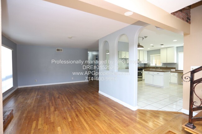 Foto del edificio - 4 Bedroom / 2 Bathroom Home with 2 car gar...