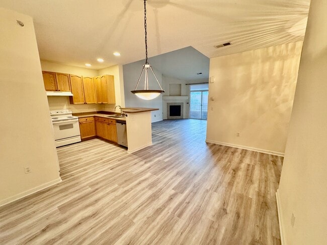 Building Photo - SW Littleton Top Floor Condo with Mountain Views!