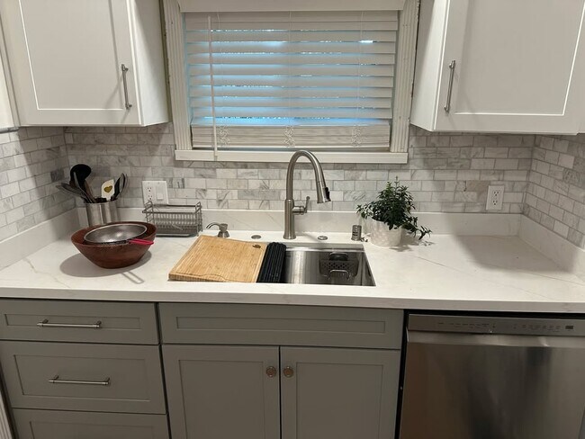 Foto del edificio - 22 Central Dr