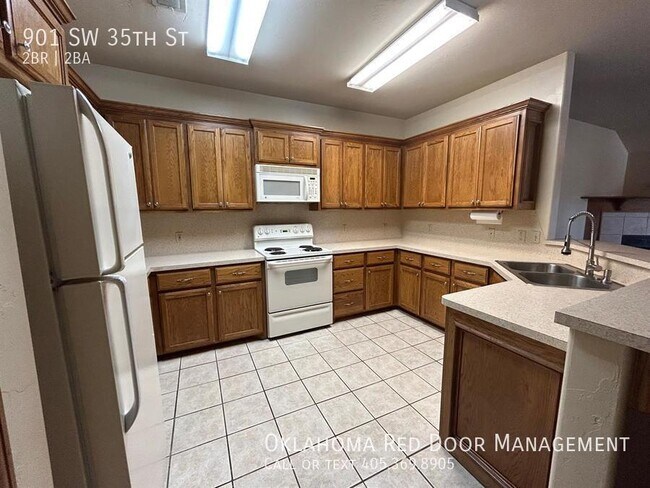 Building Photo - 901 SW 35th St