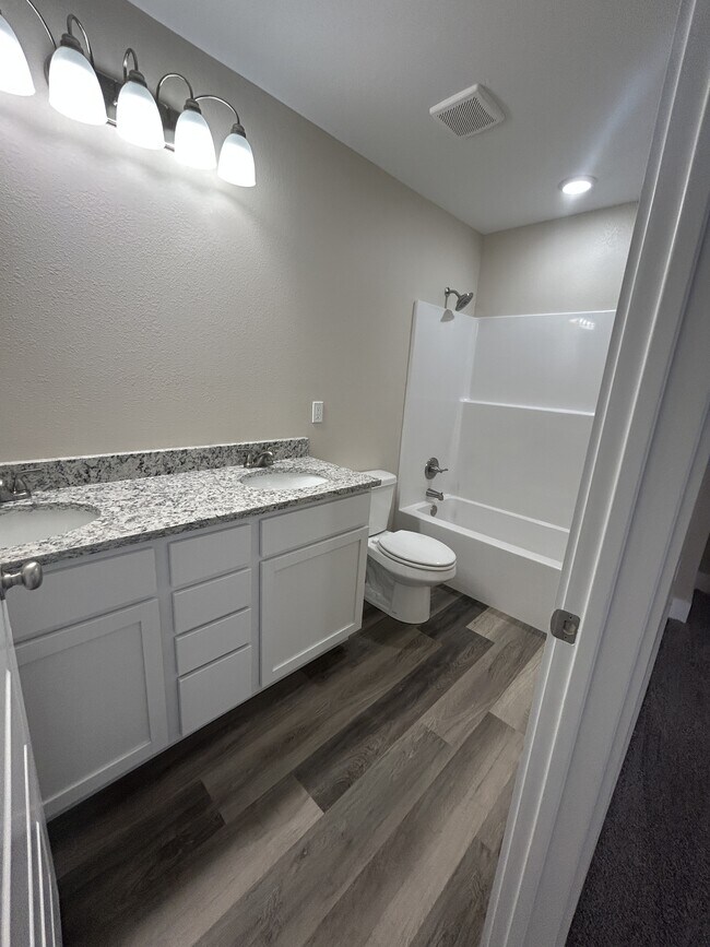 Foto del edificio - 121 Poplar St