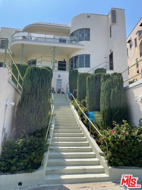 Foto principal - 1941 N Mariposa Ave