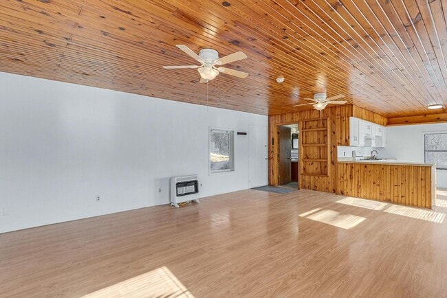 Foto del edificio - Lakeside Charm: Cozy 2-Bedroom Duplex in Rogers!