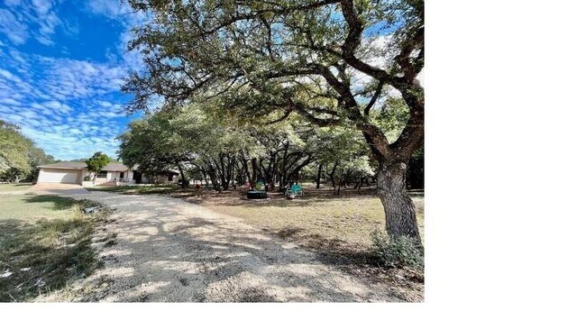 Foto del edificio - 1045 Hidden Hills Dr