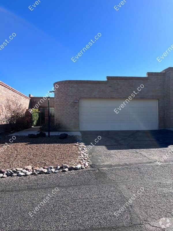 Sunrise Territory Village Townhomes Apartments under 2,000 Tucson