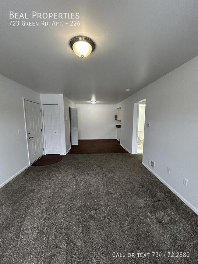 Foto del edificio - 723 Green Rd