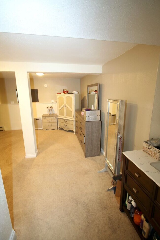 Building Photo - Newly Upgraded 3 Bedroom Home in East Anch...