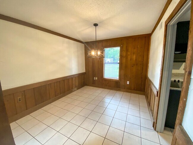 Building Photo - 3 bed / 2 bath in Memphis near Old Brownsv...