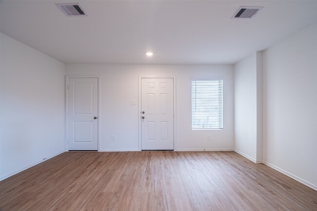 Building Photo - 1508 Las Cuevas Dr