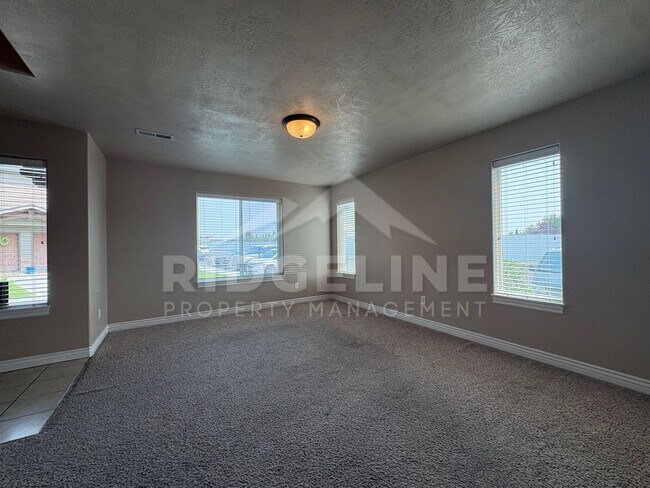 Foto del edificio - 470 Sunflower Rd