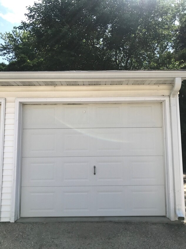 GARAGE INCLUDED - 405 Palomino Ln