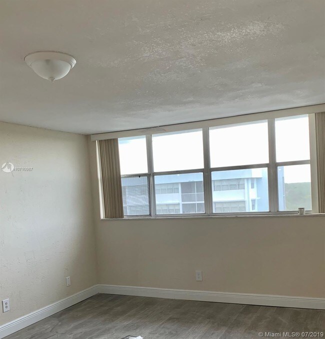 Foto del edificio - 700 NW 214th St