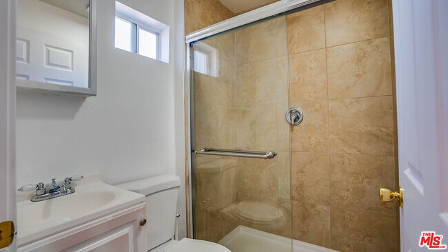 Foto del edificio - 1478 W 29th St