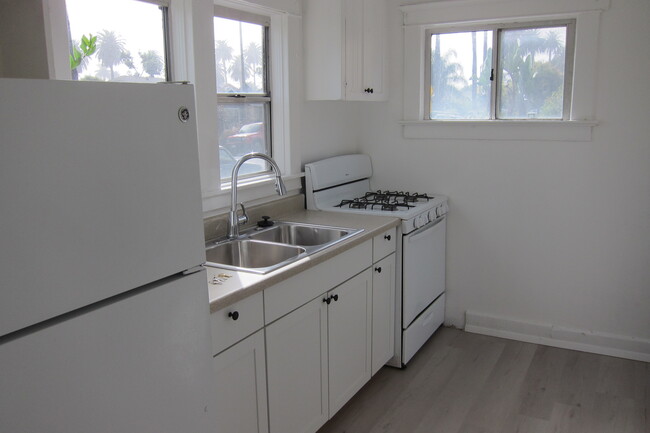 kitchen - 2803 S Harcourt Ave