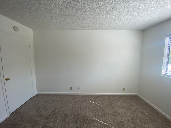 Building Photo - Remodeled 2 Bedroom Apartment - La Tierra Garden Apartements