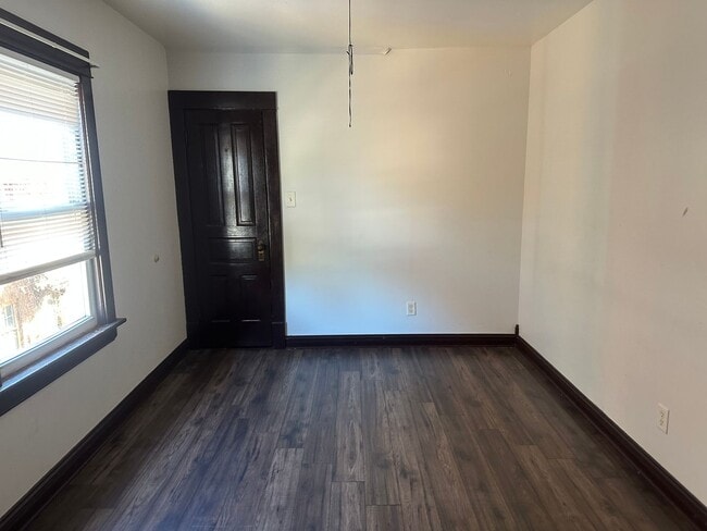 Building Photo - Spacious Home in the heart of Kenosha