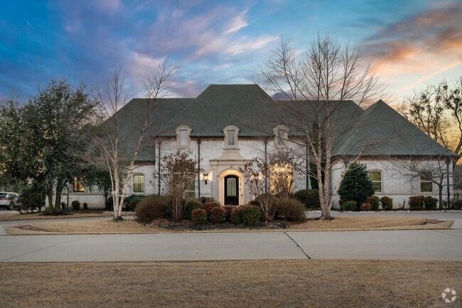 Building Photo - 931 Woodview Dr