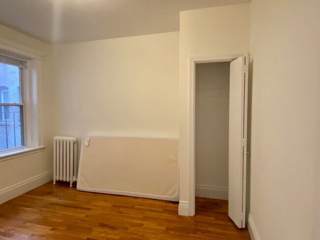 Foto del edificio - Large, sunny 2 bed unit in a prime location in Allston.