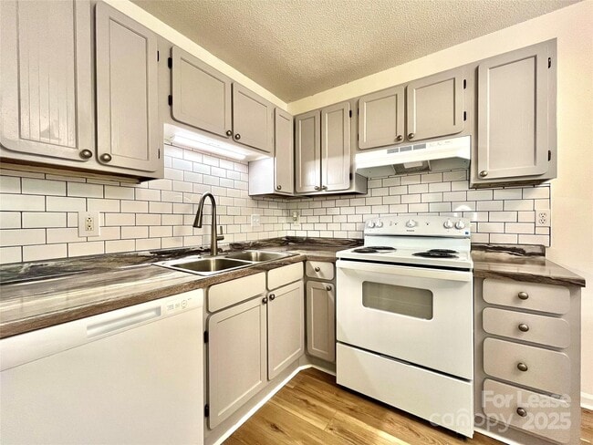 Foto del edificio - 1433 Riverwood Ct
