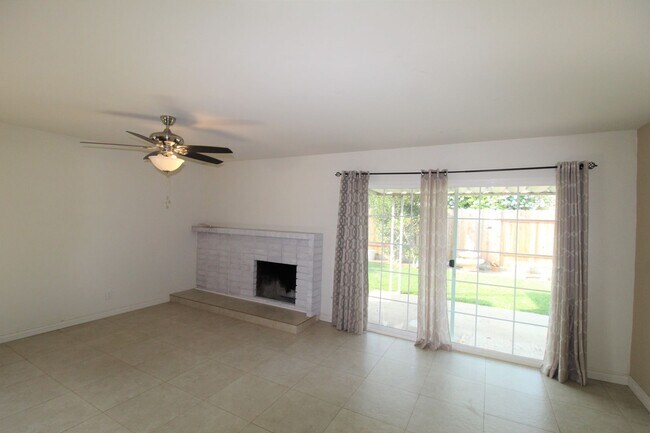 Building Photo - Quaint Oxnard Home with Nice Upgrades