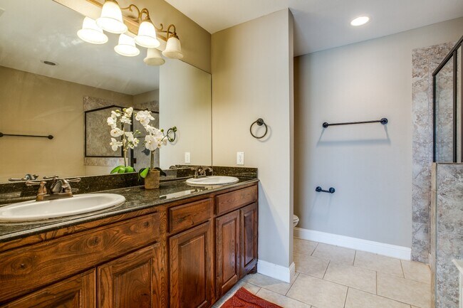 Foto del edificio - Bright Corner 3-Bed with Garage & In-Unit Laundry in Prime Dallas Location