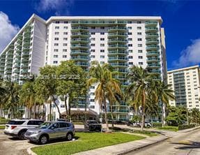 Foto del edificio - 19380 Collins Ave