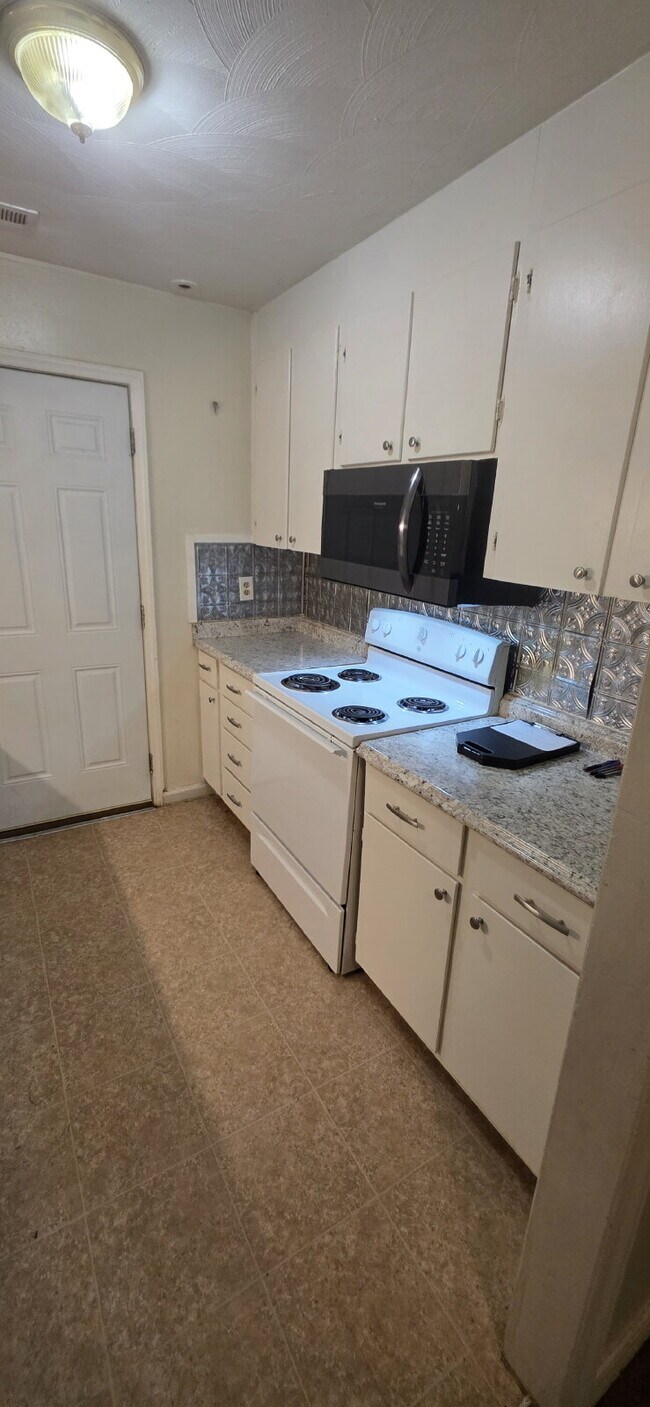 Building Photo - 2 bedroom and 1 bath apartment