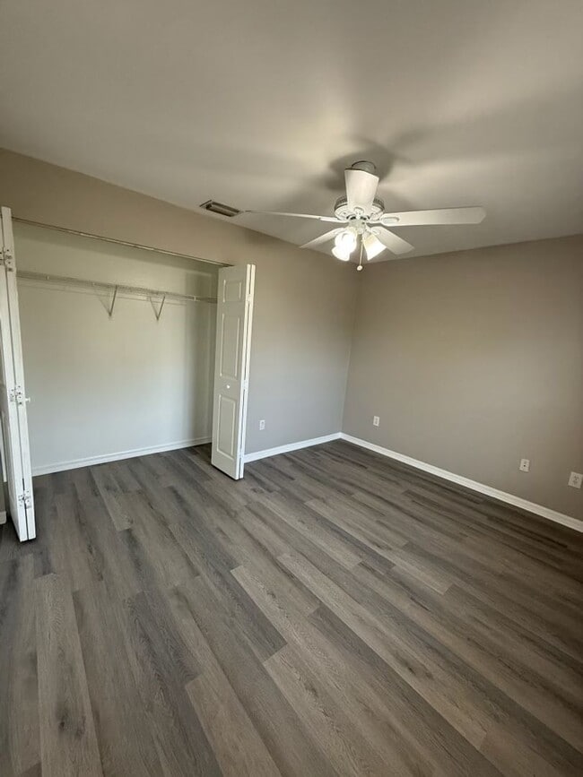 Foto del edificio - 2BR + Den with Vaulted Ceilings & Lawn Care Included!