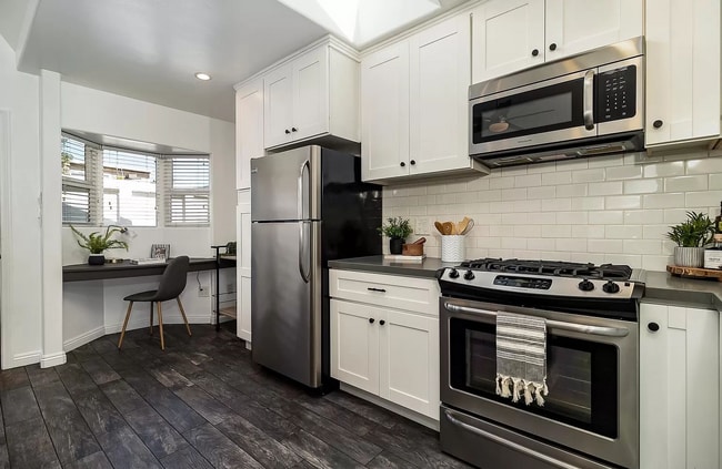 Building Photo - Discover this perfect beach town gem!