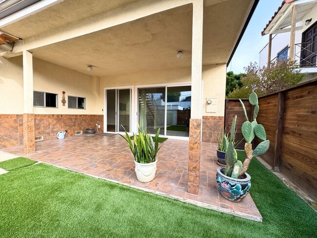 Building Photo - Beautiful 5 Bedroom House in Belmont Heights!  Pet-Friendly!