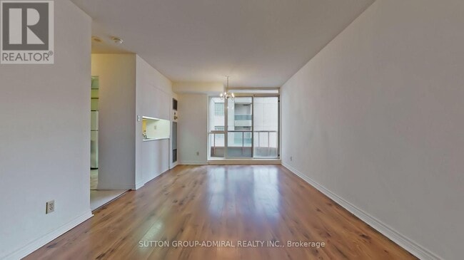 Photo du bâtiment - 736 Bay St.