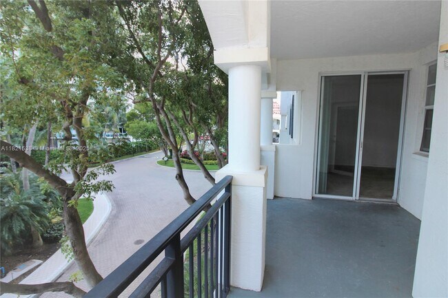 Foto del edificio - 3255 NE 184th St