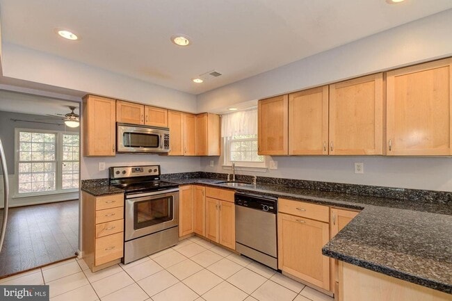 Building Photo - Beautiful Colonial Home