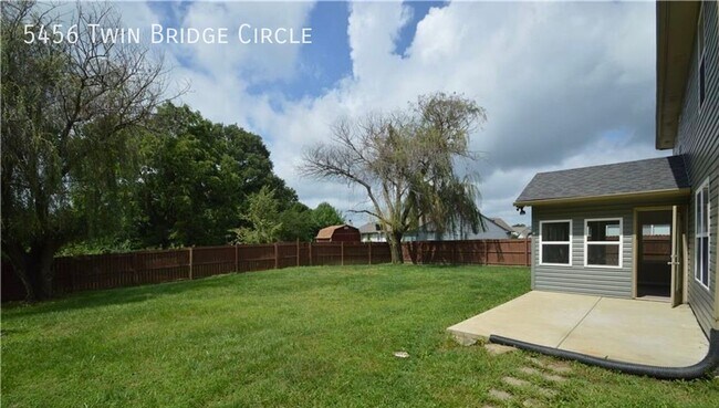 Foto del edificio - 5456 Twin Bridge Cir
