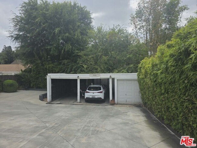 Building Photo - 2500 Hyperion Ave