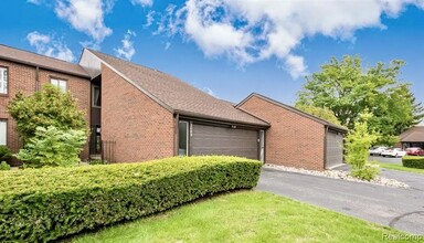 Building Photo - 3069 Lindenwood Dr
