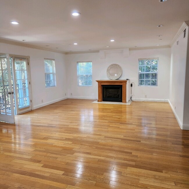 Building Photo - 8057 Willow Glen Rd