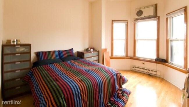 Building Photo - 611 W Briar Pl