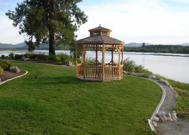 Shared waterfront park - 1432 Lenora Dr