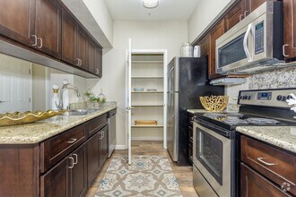 2BR, 2BA - 1,077SF - Sherwood at Iron Point