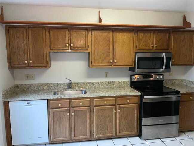 Building Photo - Very clean and well maintained 3BR 2.5BA s...