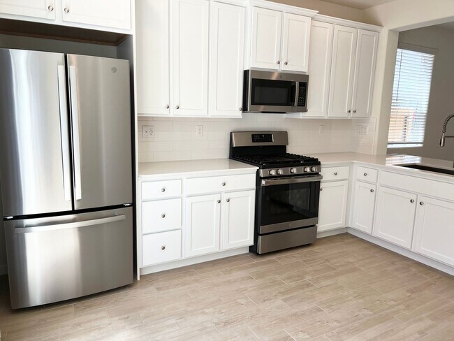 Foto del edificio - Brand new 3 bedroom / 2.5 bath in Clovis U...