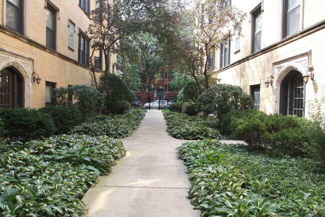Building Photo - 4615 N Paulina St