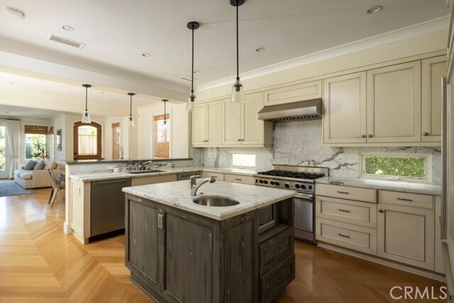 Building Photo - 512 Avocado Ave