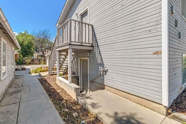 Building Photo - Charming Downtown 2-Bedroom Upstairs Apartment with Off-Street Parking