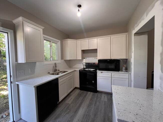 Building Photo - New Lower rate!! Completely Remodeled Town...