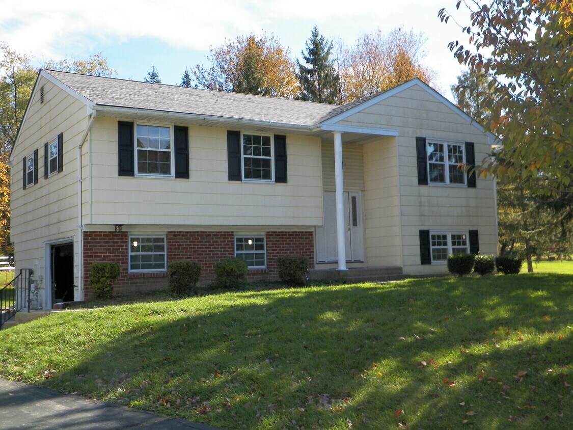 Primary Photo - 117 Hedgerow Pl
