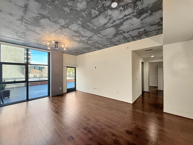 Building Photo - Large and bright 2 bedroom, 2 bathroom condo in Little Italy Downtown!
