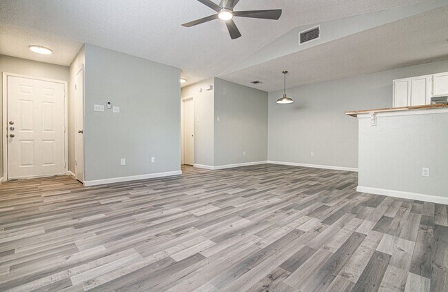 Foto del edificio - 8112 West Gate Blvd