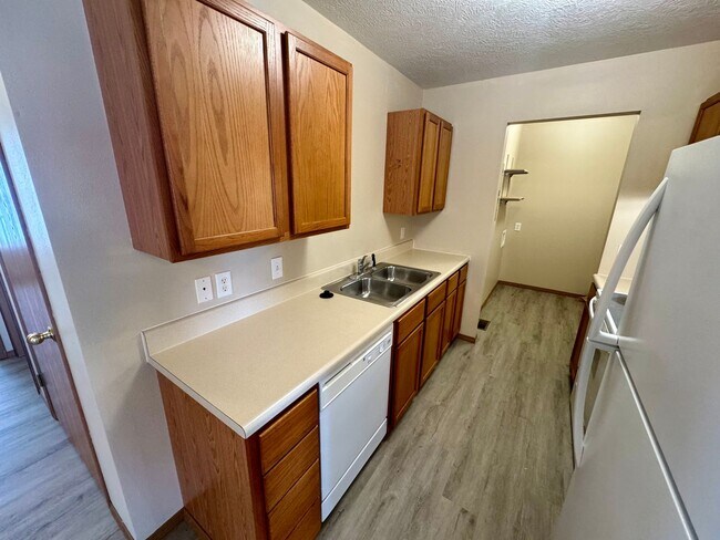 Building Photo - 2 Bedroom - 2 Bath Duplex in Clever MO